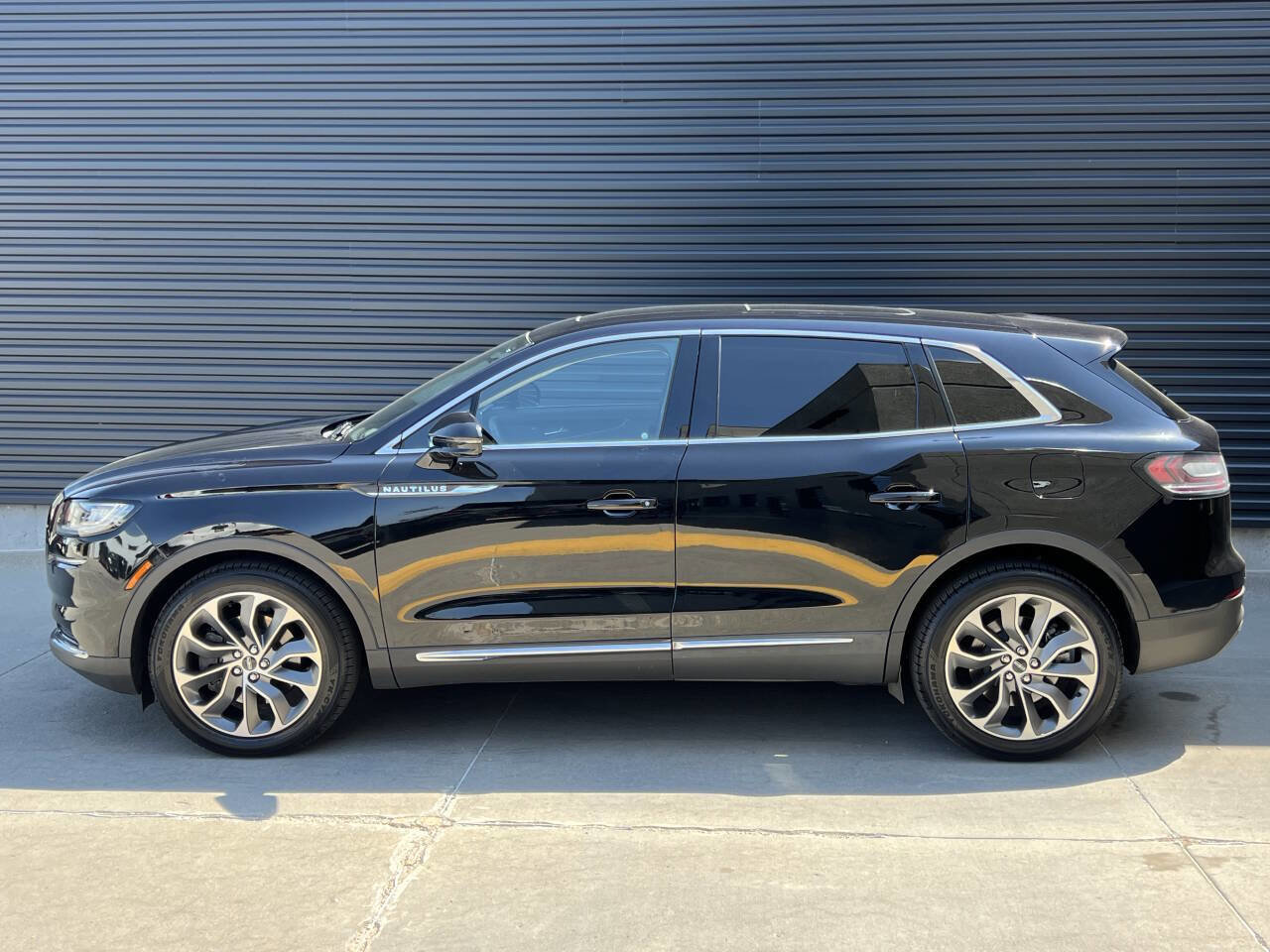 Used 2022 Lincoln Nautilus Reserve image 9