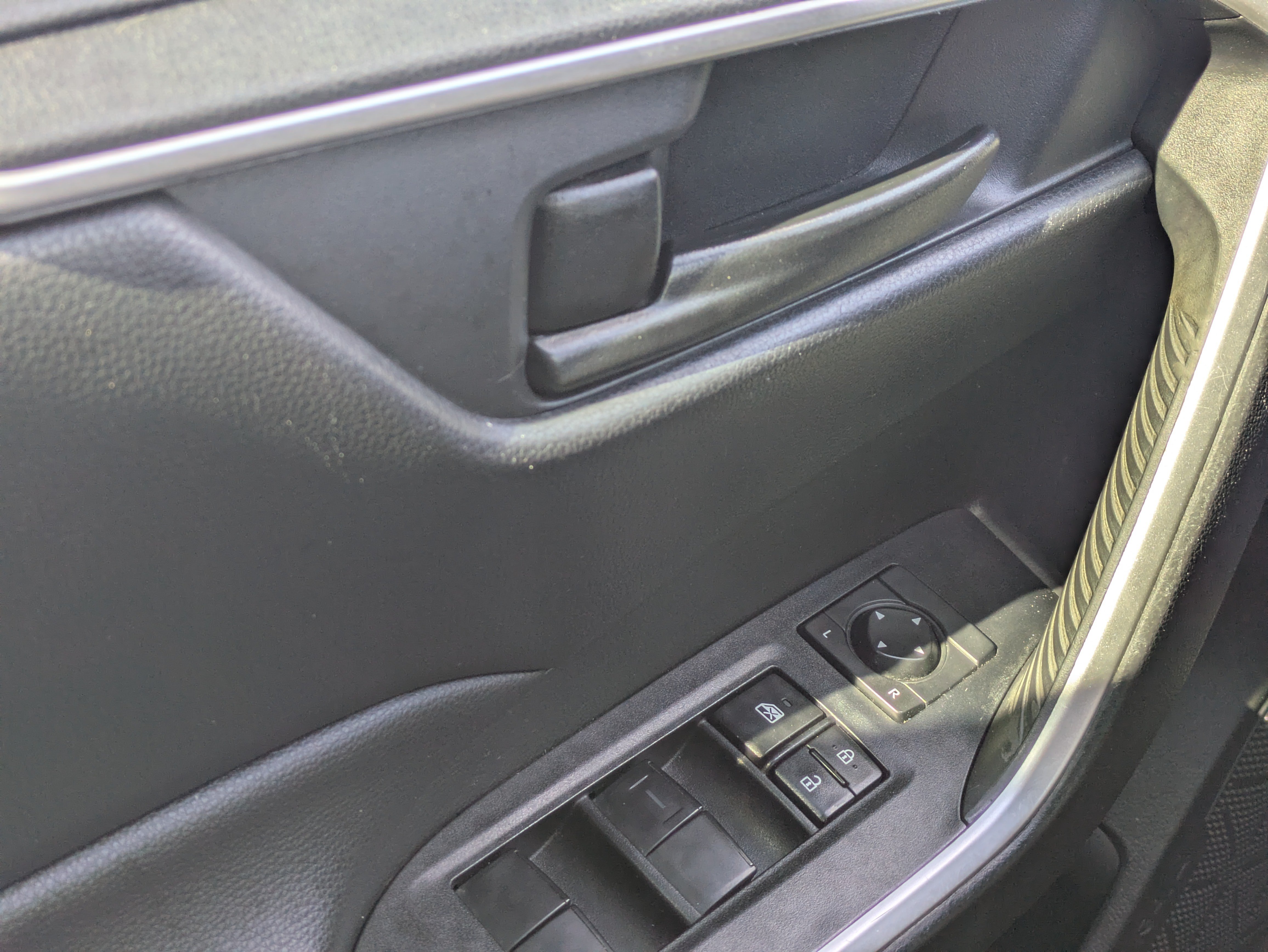 Used 2022 Toyota RAV4 LE w/ Carpet Mat Package (TMS) FWD image 27
