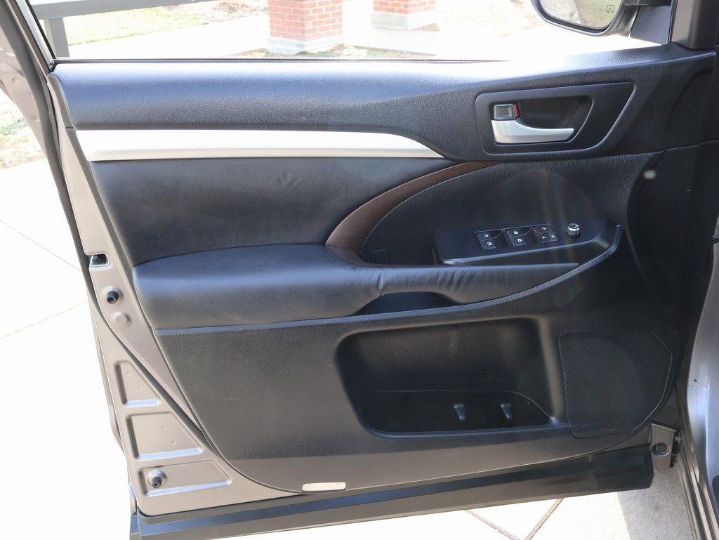 Used 2015 Toyota Highlander XLE image 25