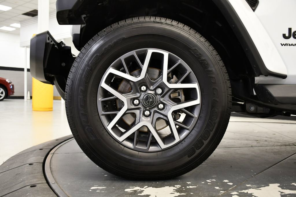 Used 2025 Jeep Wrangler Sahara image 13