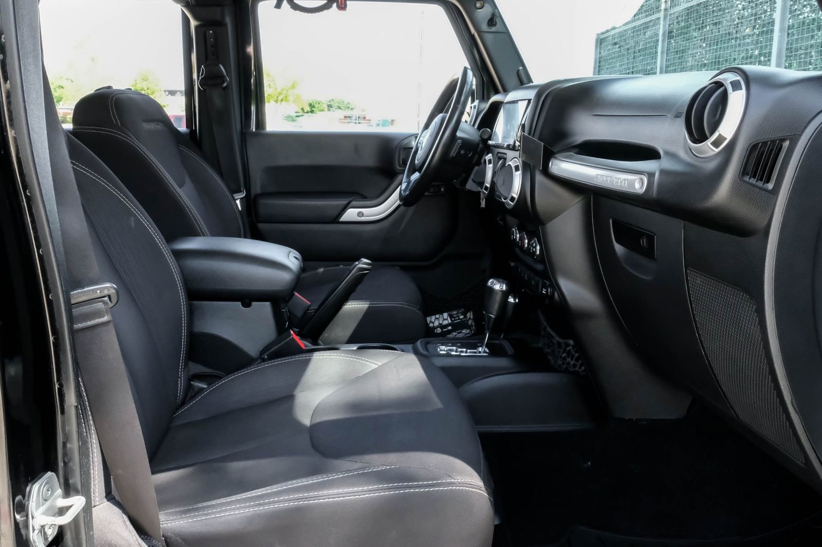 Used 2013 Jeep Wrangler Unlimited Rubicon w/ Connectivity Group AWD/4WD image 39