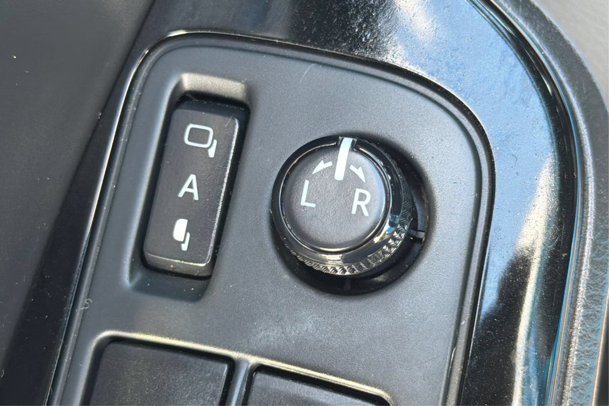 Used 2019 Toyota C-HR Limited FWD image 37