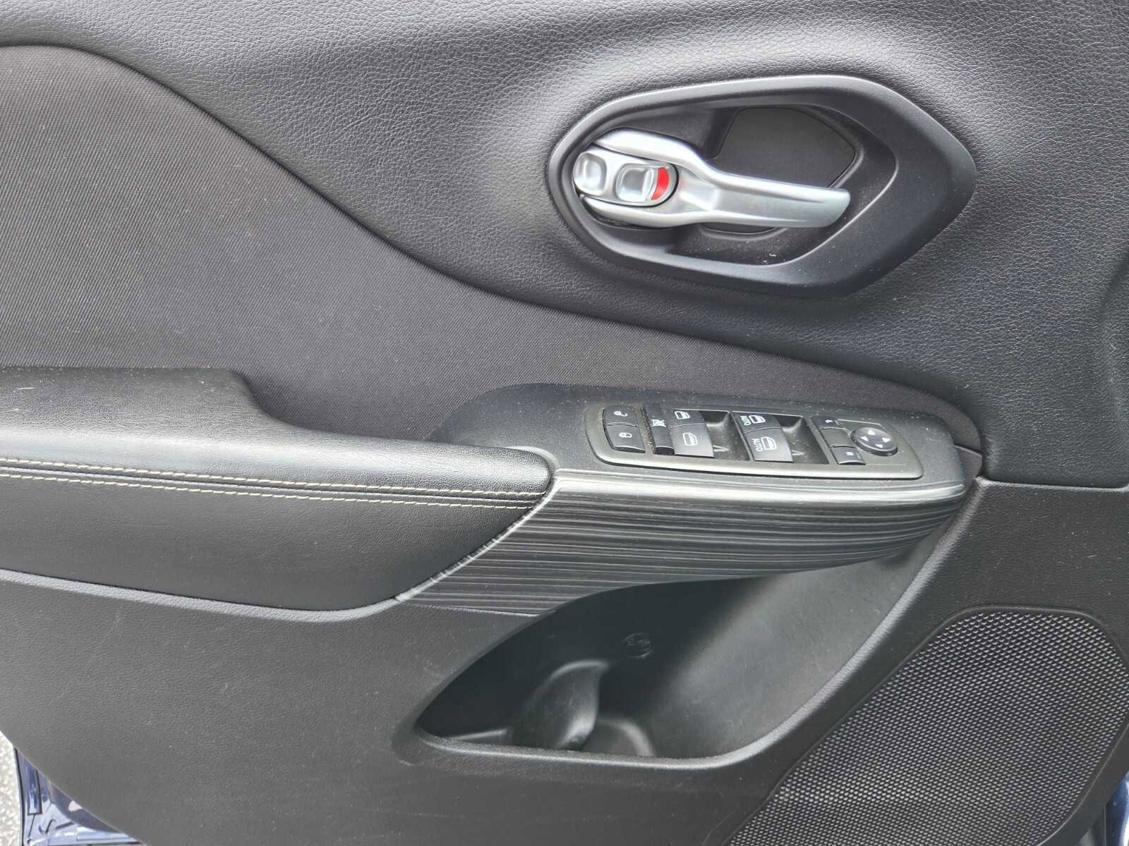 Used 2015 Jeep Cherokee Latitude w/ Comfort/Convenience Group FWD image 19