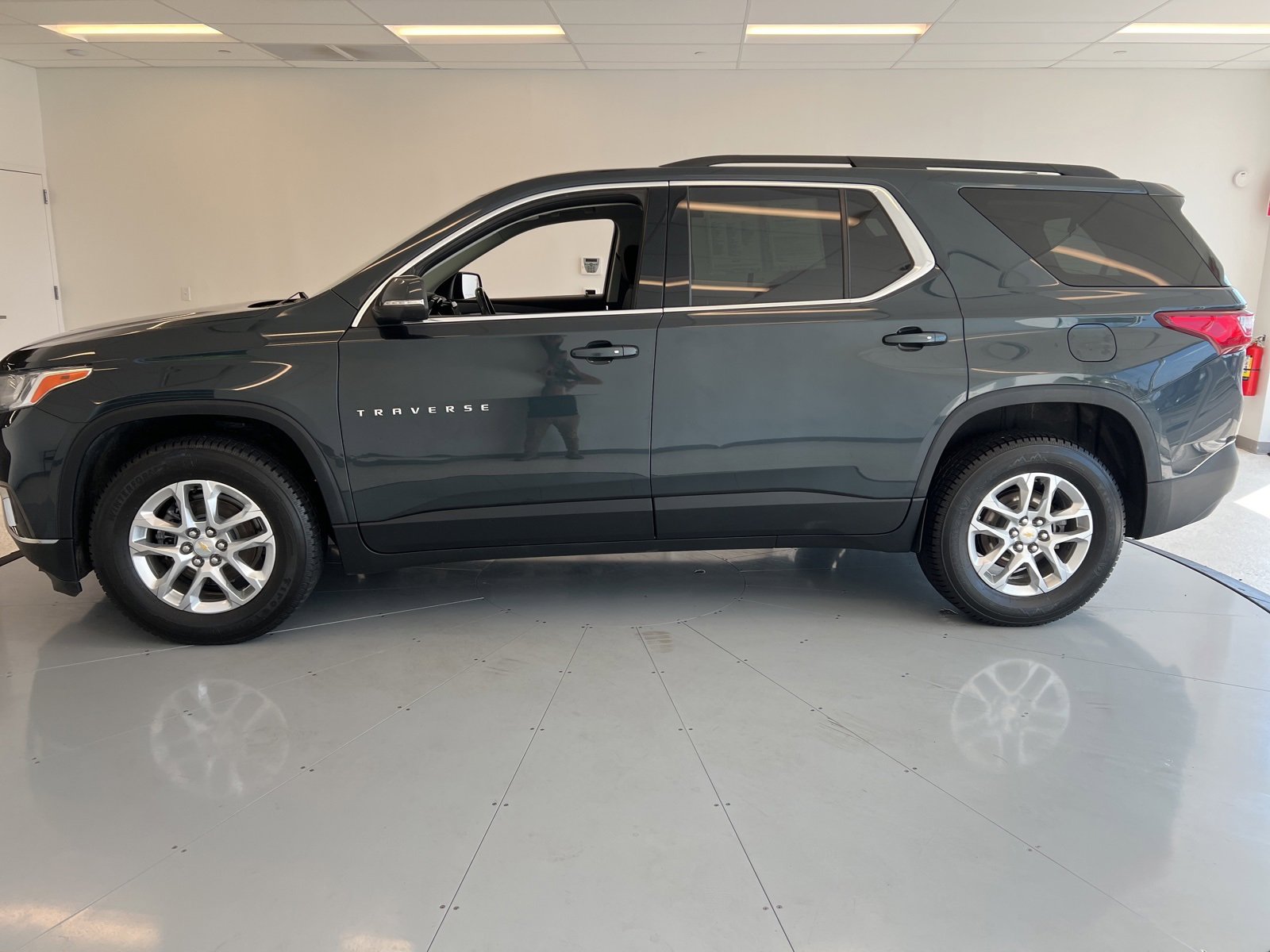 Used 2021 Chevrolet Traverse LT image 4
