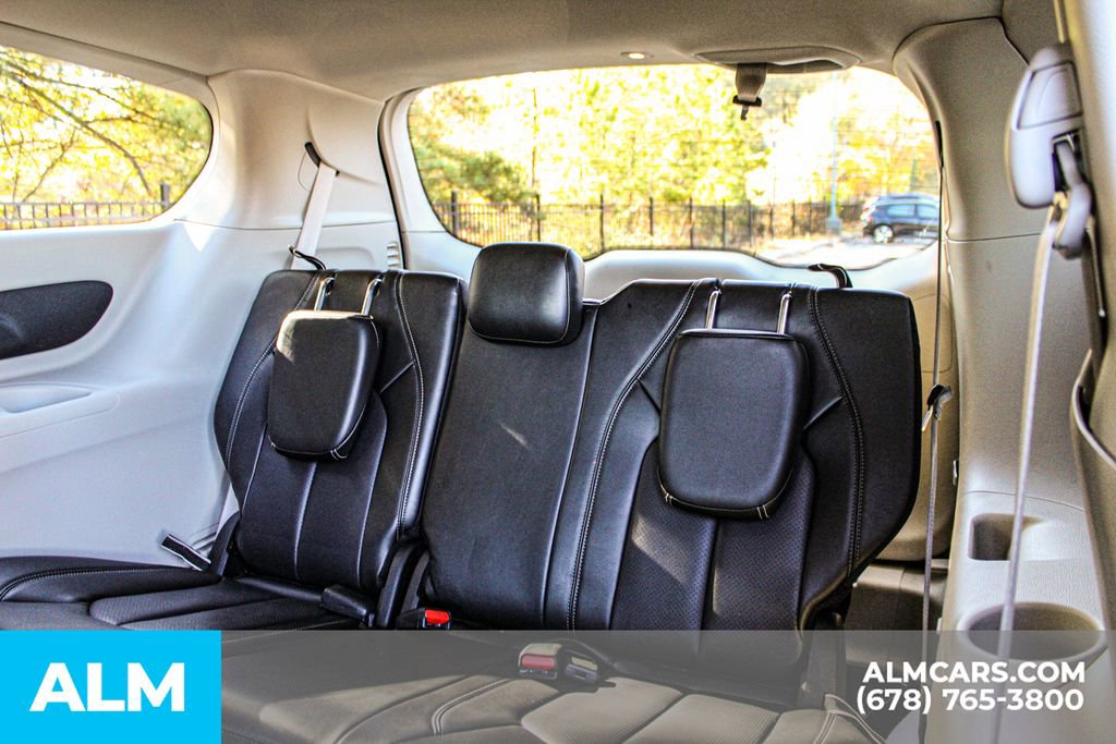 Used 2024 Chrysler Pacifica Select image 19