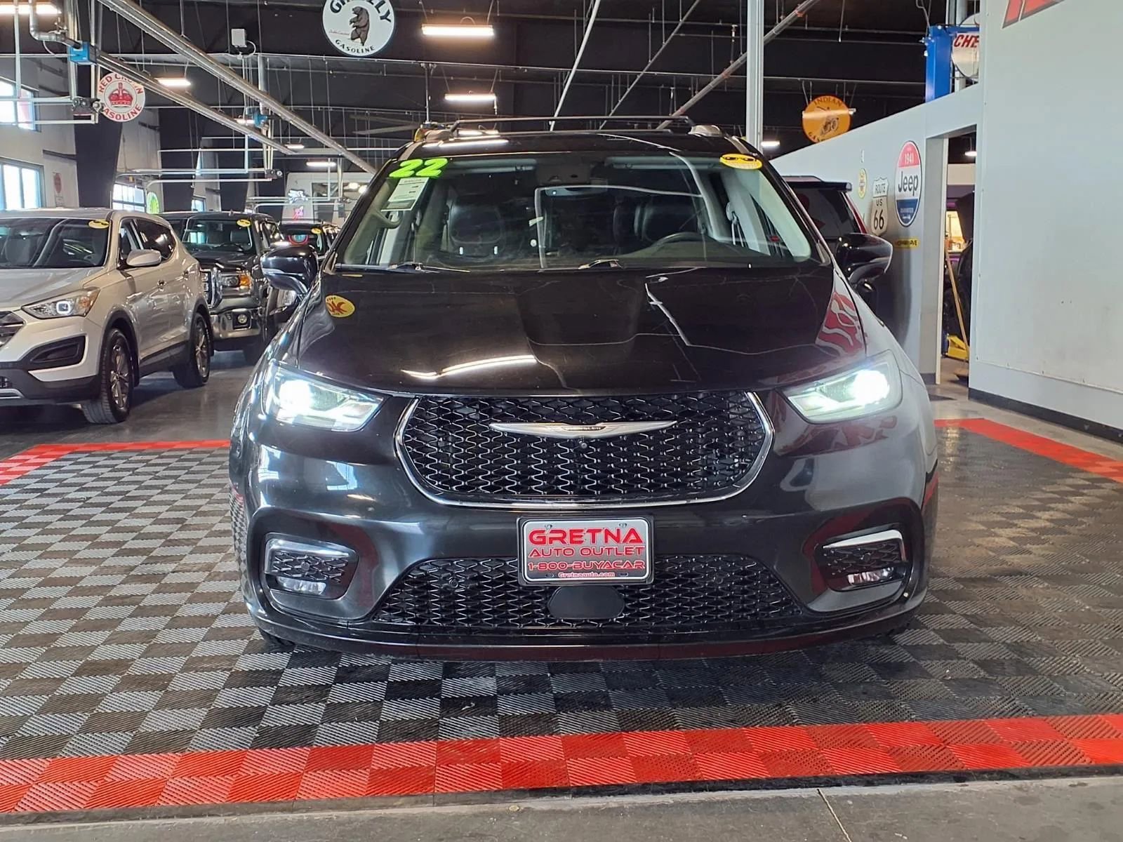 Used 2022 Chrysler Pacifica Touring-L w/ Uconnect Theater Family Group image 2