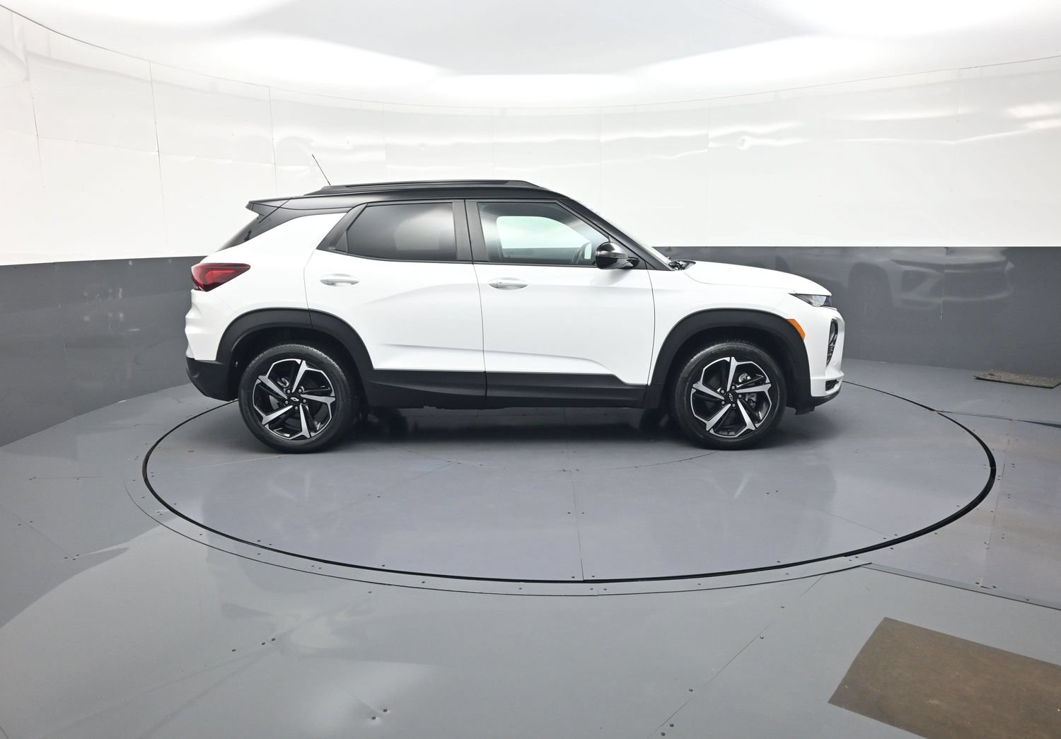 Used 2023 Chevrolet TrailBlazer RS w/ Sun and Liftgate Package AWD/4WD image 2