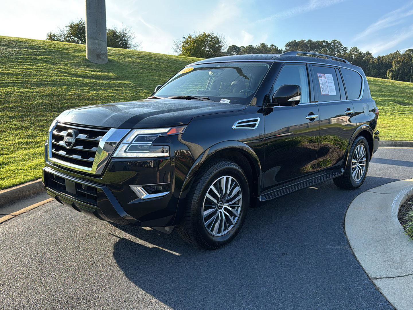 Used 2023 Nissan Armada SL w/ Captain's Chairs Package image 2