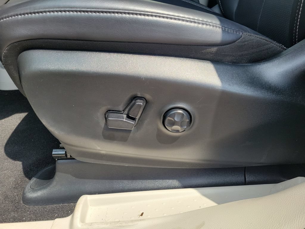 Used 2023 Chrysler Pacifica Touring-L FWD image 19