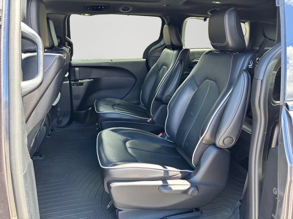 Used 2023 Chrysler Pacifica Limited w/ Uconnect Theater Family Group FWD image 15