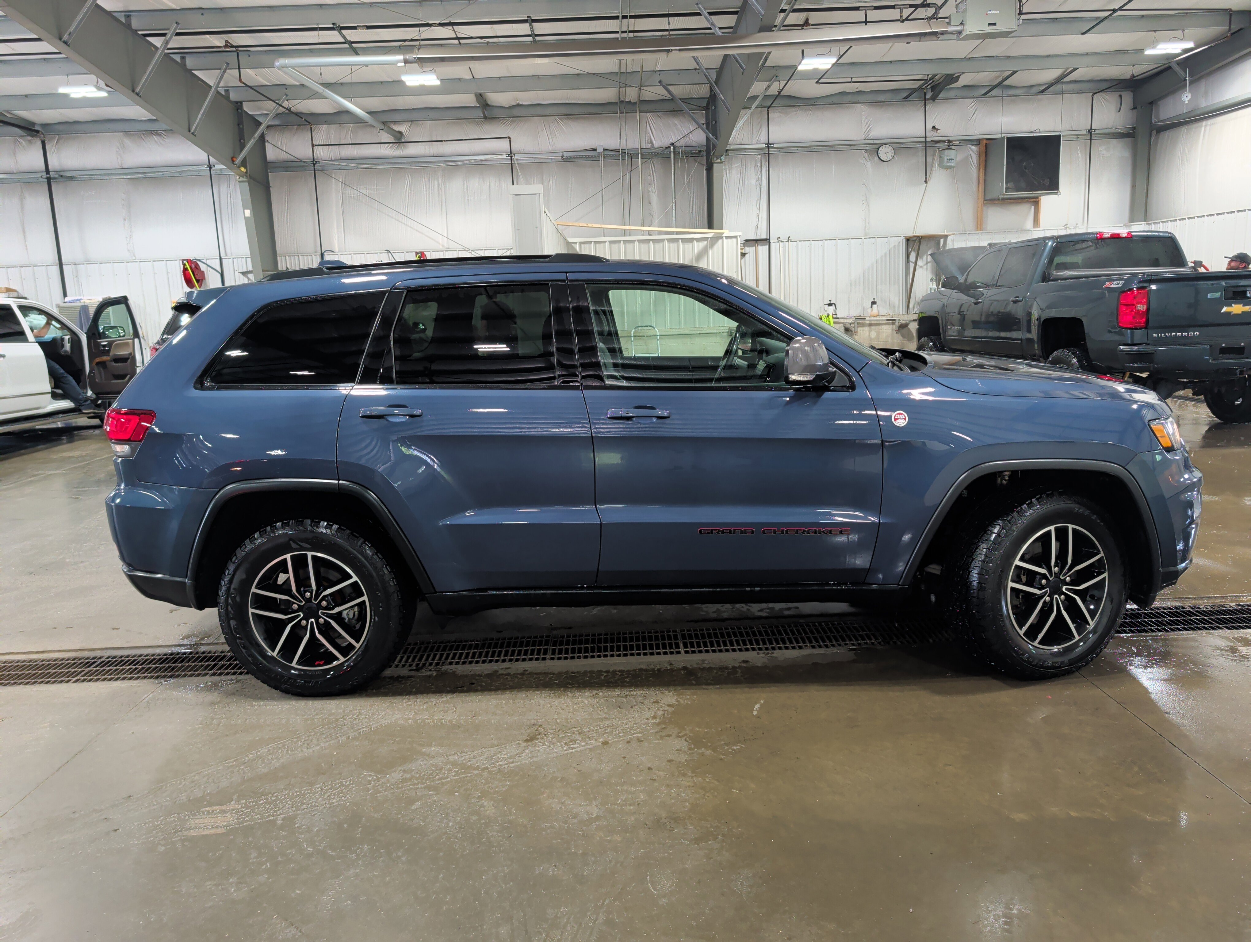 Used 2021 Jeep Grand Cherokee Trailhawk AWD/4WD image 2