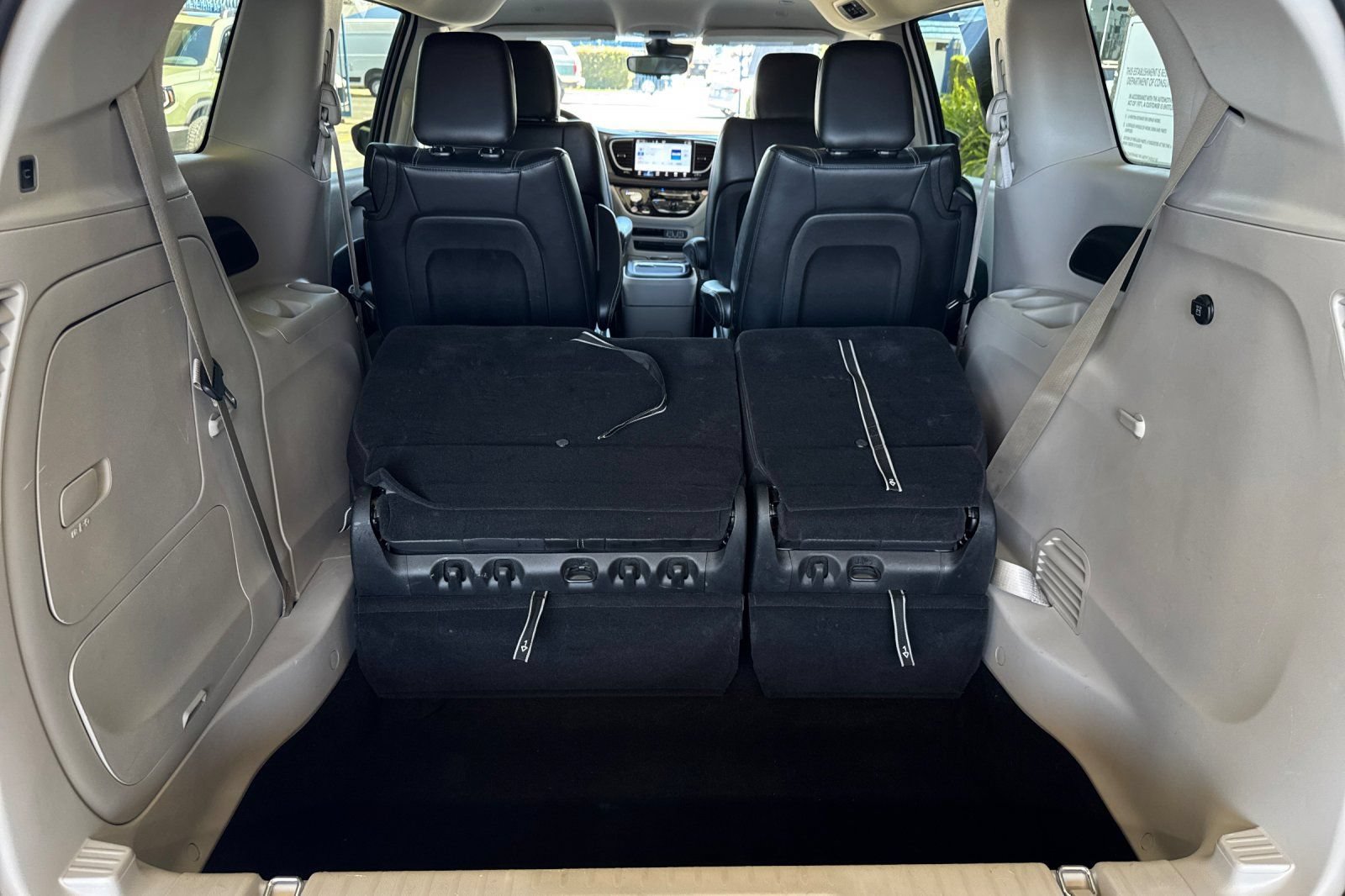 Used 2023 Chrysler Pacifica Touring-L FWD image 16