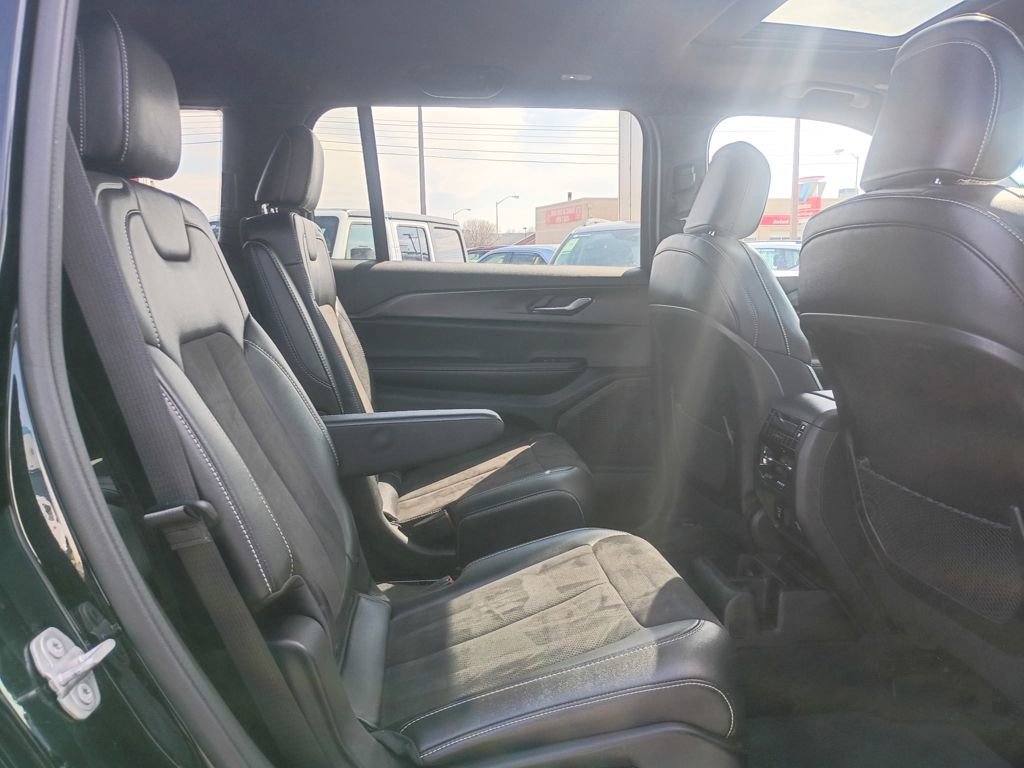 Used 2023 Jeep Grand Cherokee L Laredo image 17