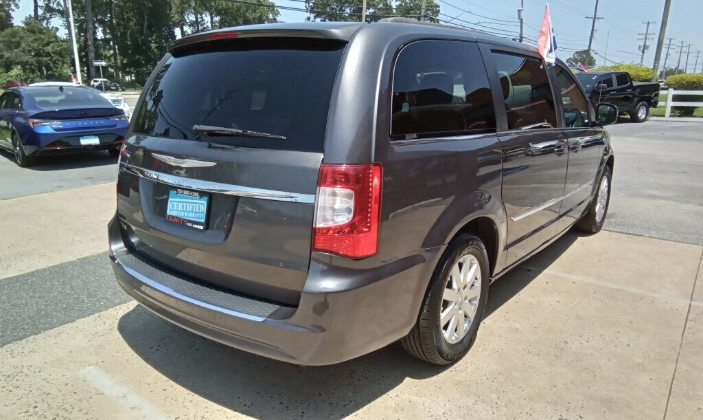 Used 2016 Chrysler Town & Country Touring image 4