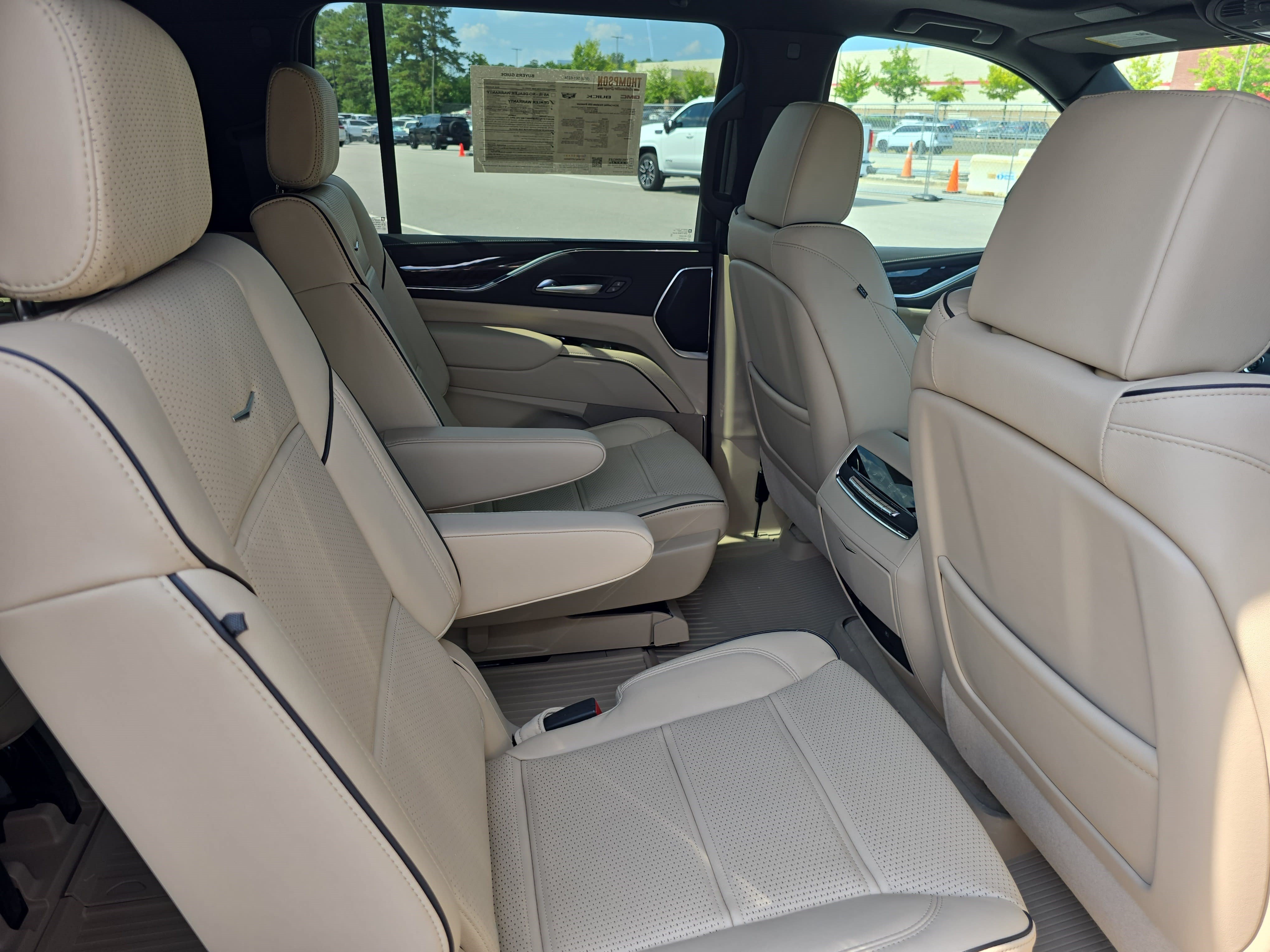 Used 2024 Cadillac Escalade ESV Premium Luxury w/ Performance Package AWD/4WD image 11
