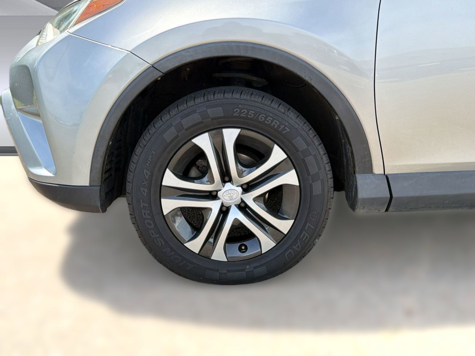 Used 2018 Toyota RAV4 LE image 10