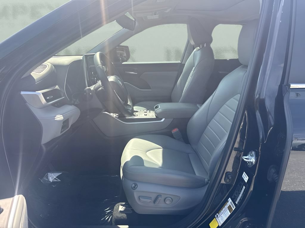 Used 2025 Toyota Highlander XLE AWD/4WD image 9