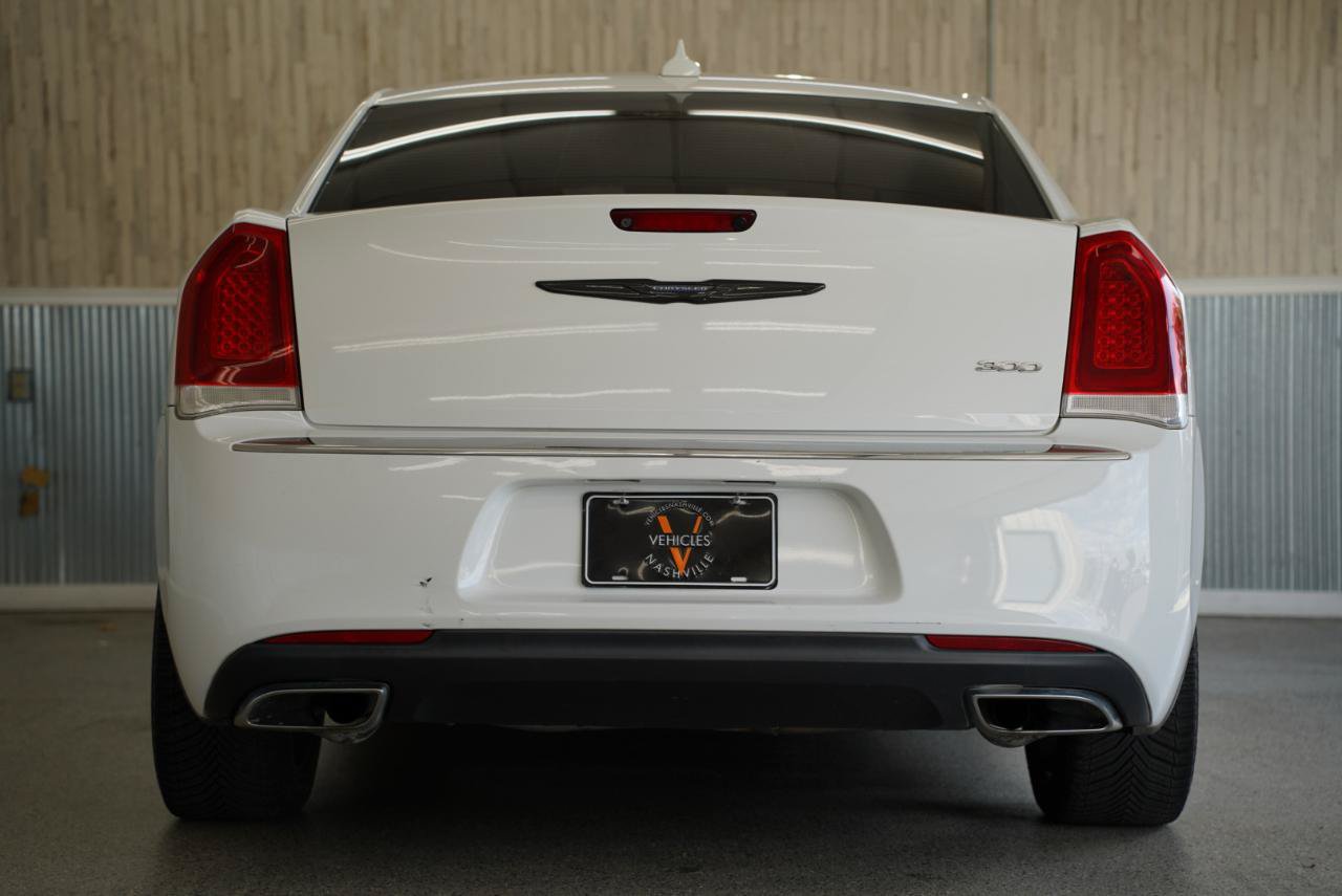 Used 2018 Chrysler 300 Touring L RWD image 9
