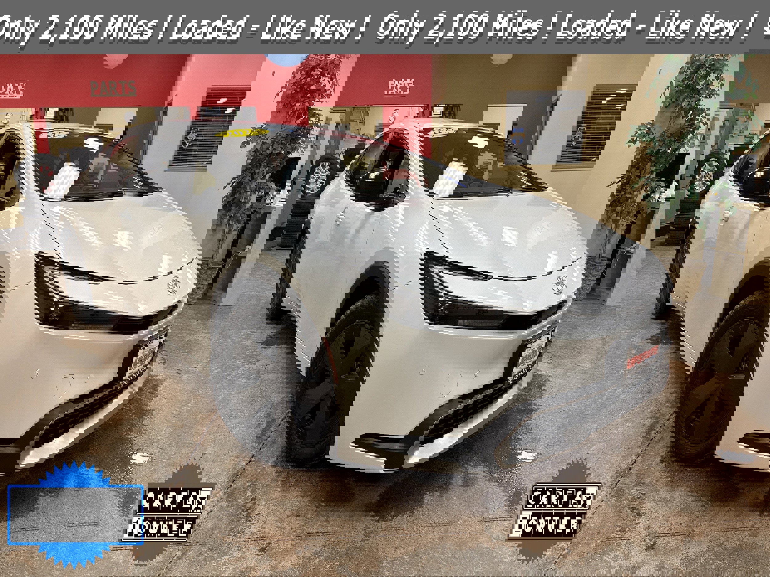 Used 2025 Toyota Prius SE image 1