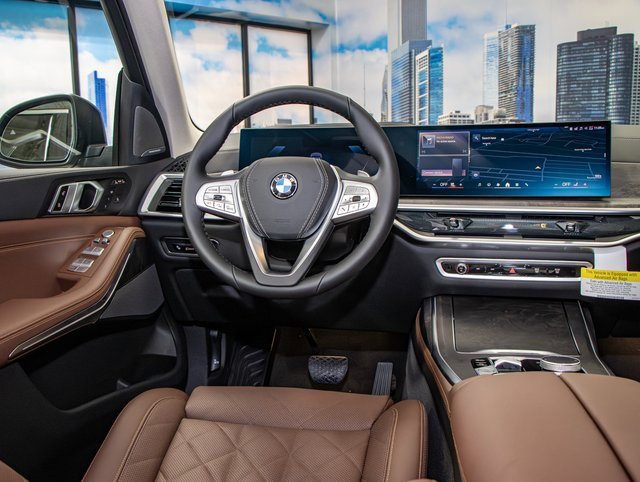Used 2025 BMW X7 xDrive40i w/ Premium Package image 16