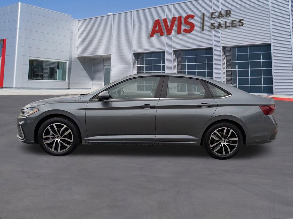 Used 2025 Volkswagen Jetta SE image 2