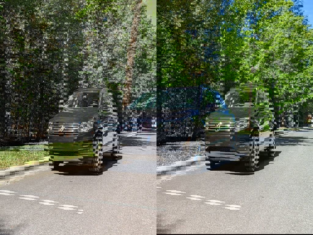 Used 2017 Volkswagen Tiguan S FWD image 2