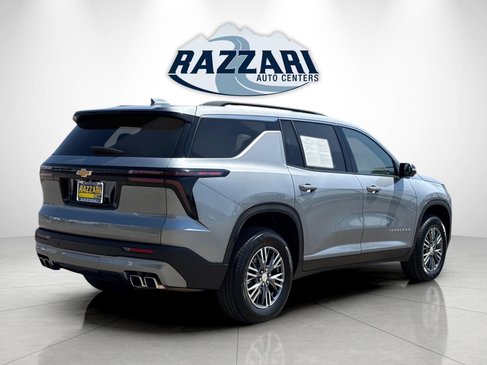 Used 2024 Chevrolet Traverse LT FWD image 3