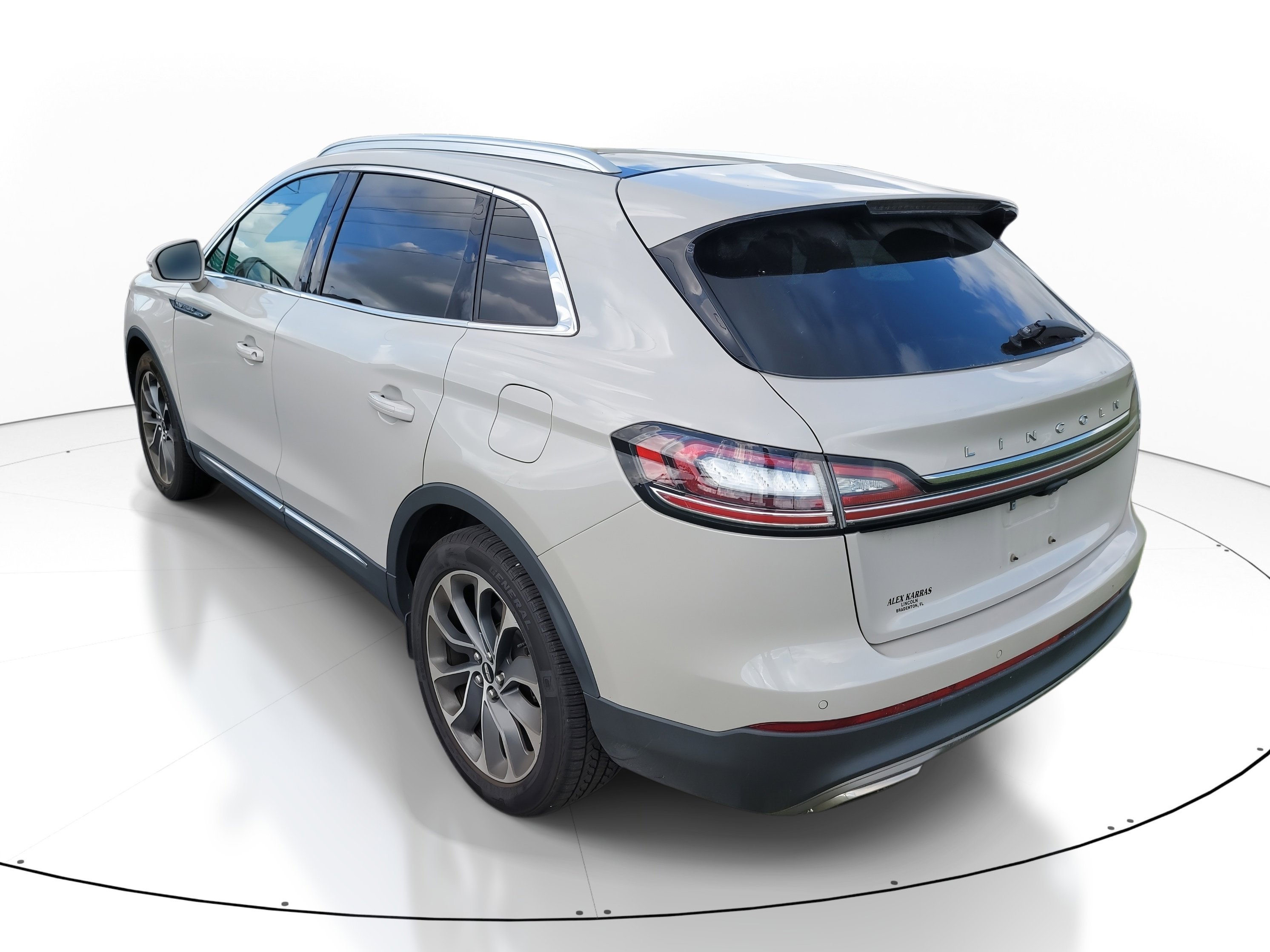 Used 2022 Lincoln Nautilus Reserve w/ Luxury Package image 4