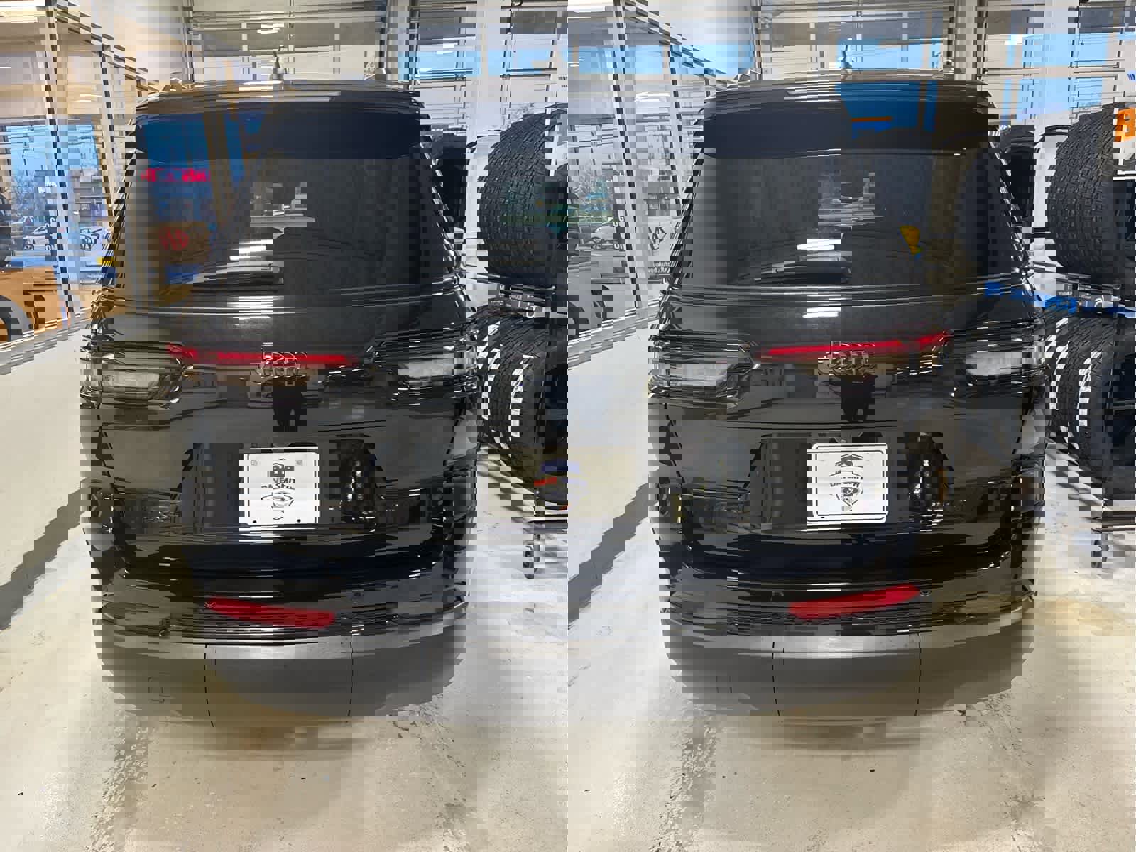 Used 2023 Jeep Grand Cherokee L Laredo image 7