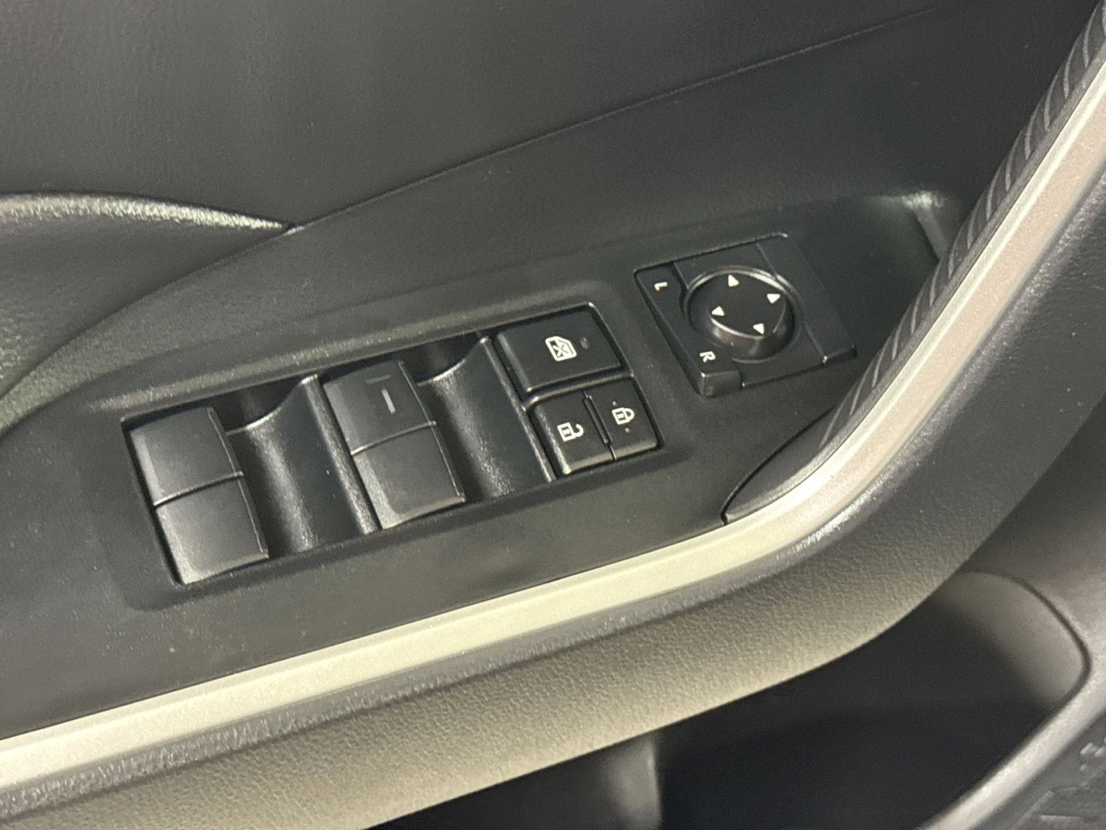 Used 2025 Toyota RAV4 LE image 27