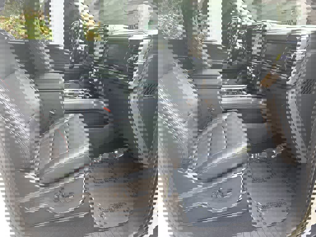 Used 2024 Ford F250 Lariat w/ Black Appearance Package image 25