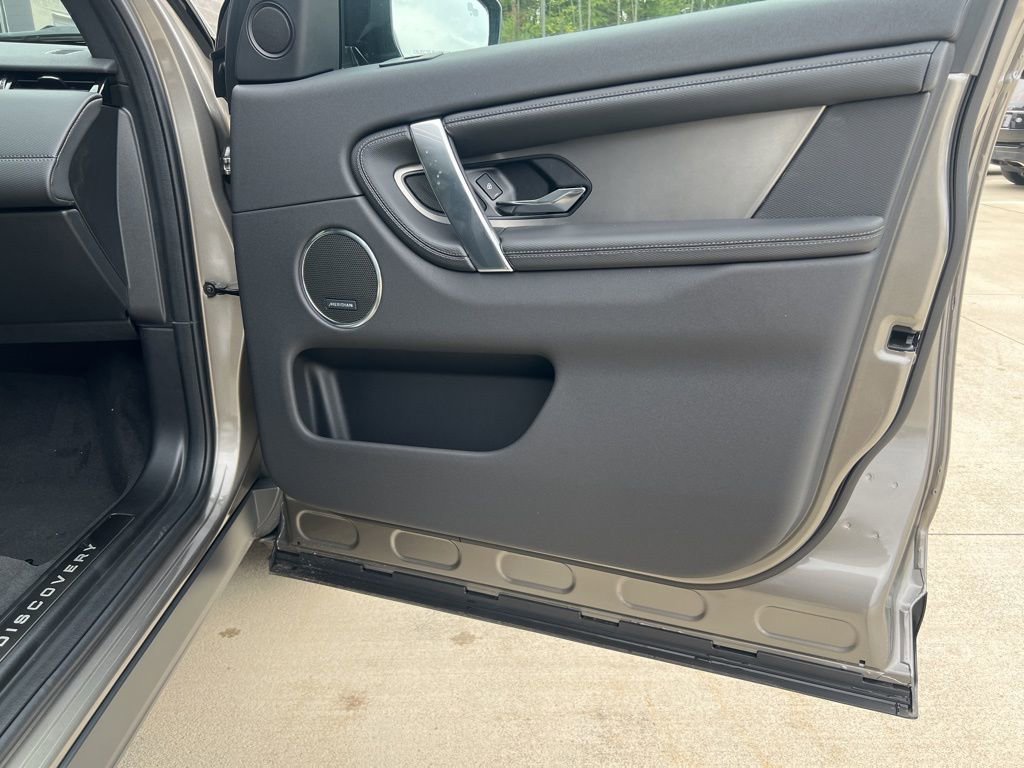 New 2025 Land Rover Discovery Sport Dynamic SE image 13