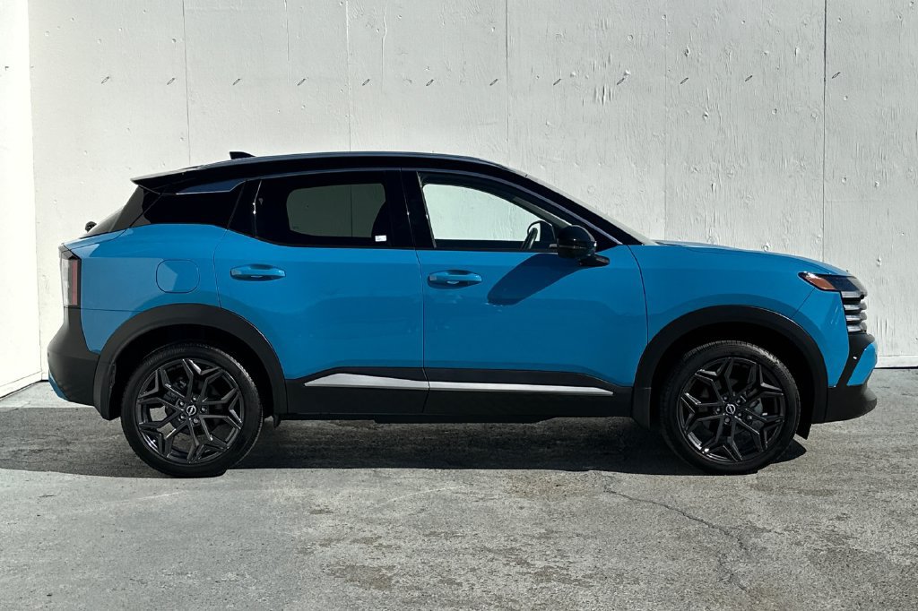 Certified 2025 Nissan Kicks SR FWD image 2