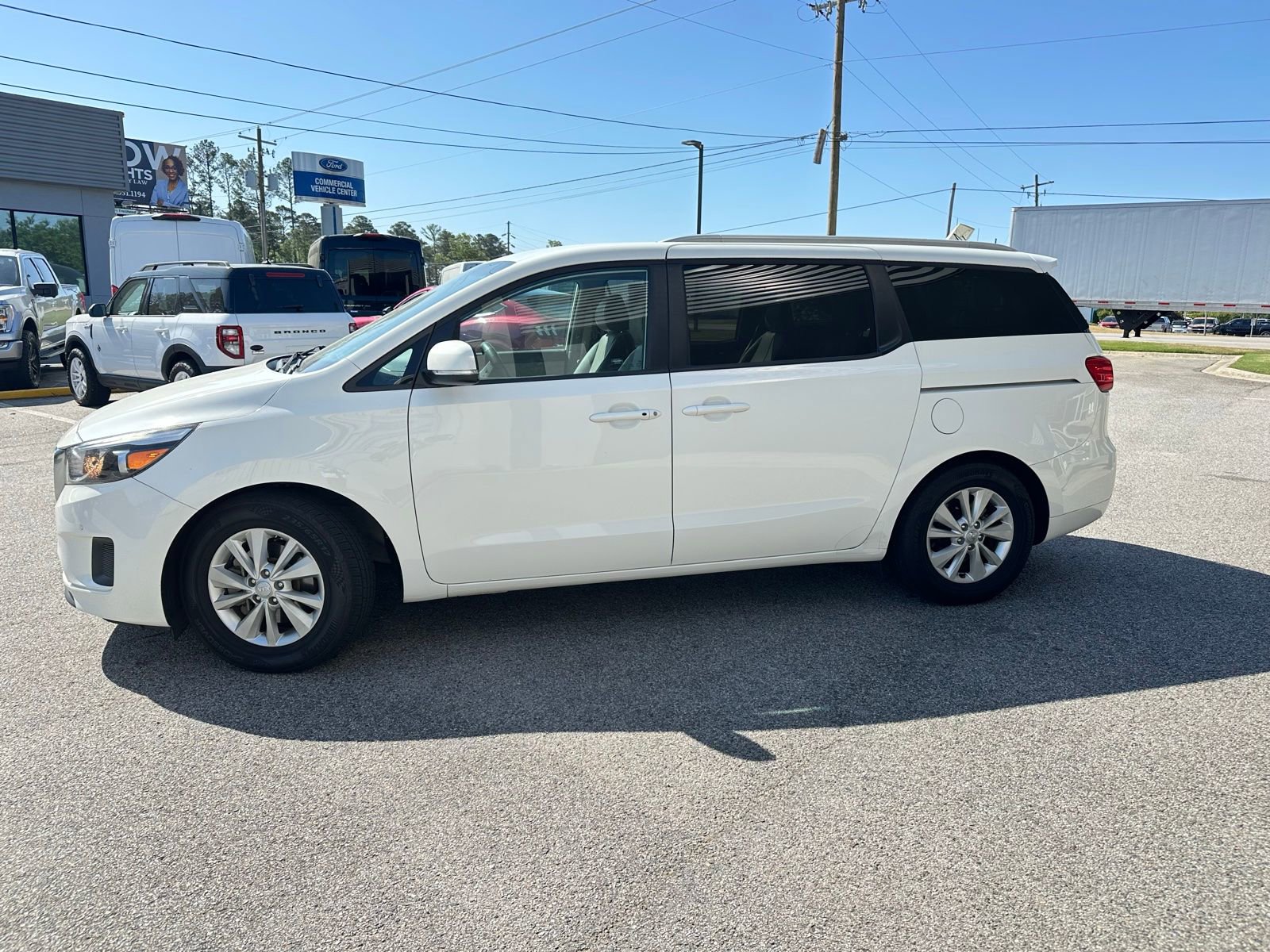 Used 2017 Kia Sedona LX w/ LX Essentials Premium Package image 1