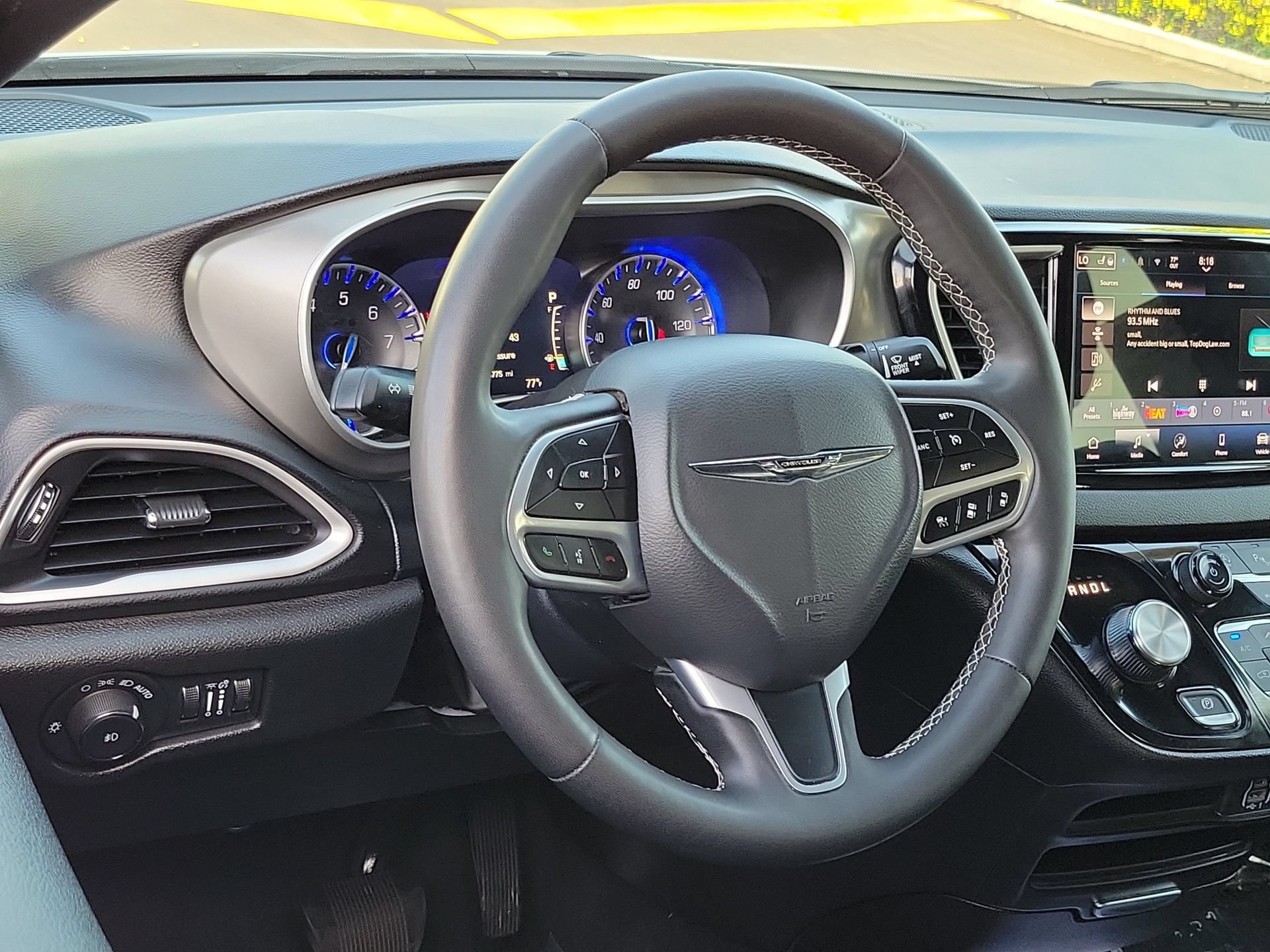 Certified 2025 Chrysler Pacifica Select FWD image 9