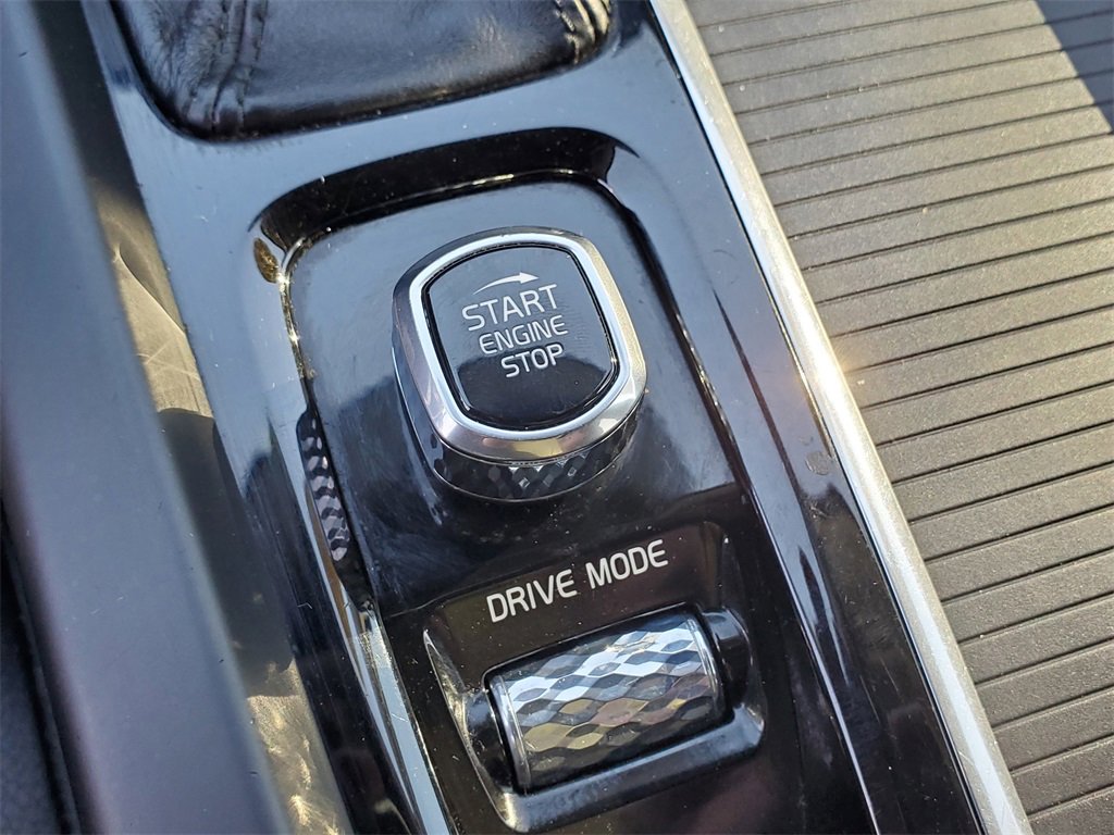 Used 2019 Volvo XC60 T5 Momentum w/ Multimedia Package image 8