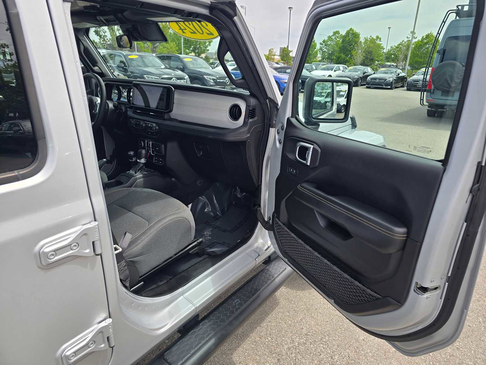 Used 2024 Jeep Wrangler Unlimited Sahara AWD/4WD image 12