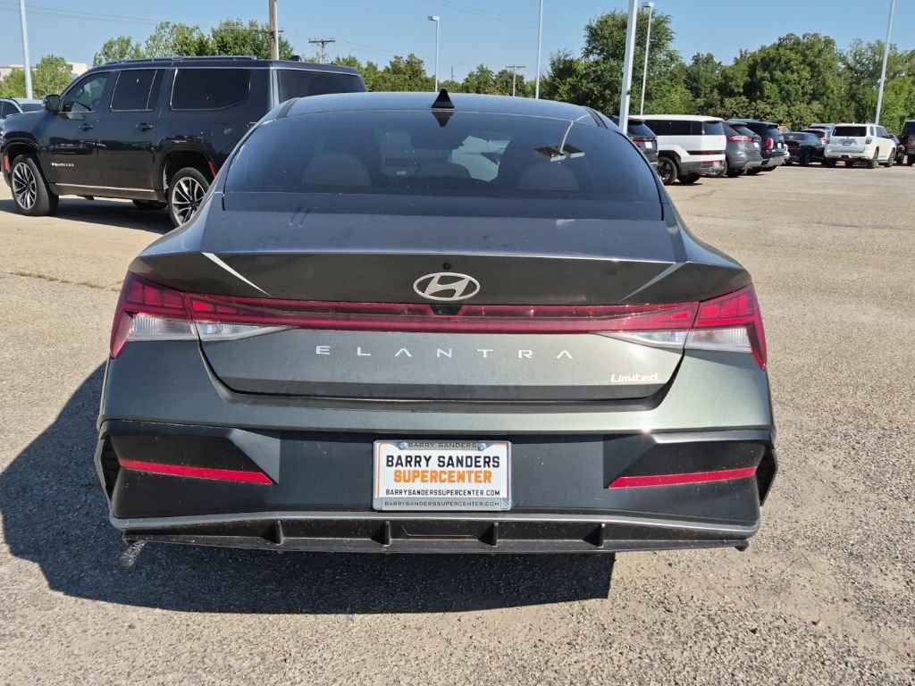 Used 2025 Hyundai Elantra Limited w/ Cargo Package FWD image 4