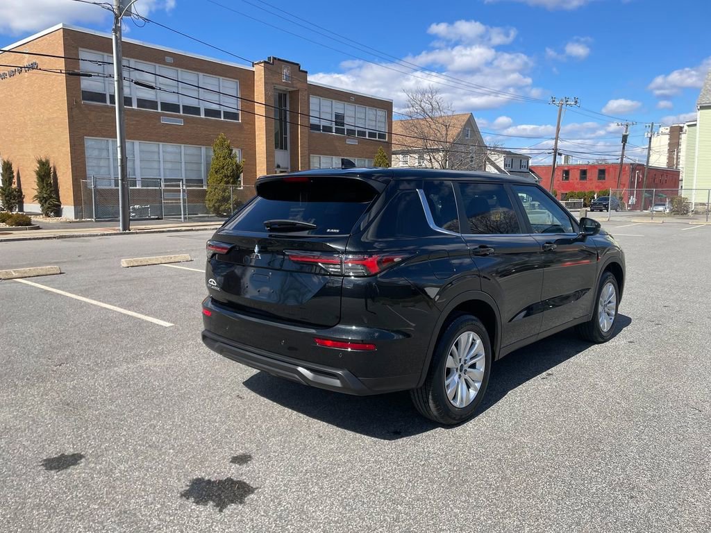New 2026 Mitsubishi Outlander ES image 5