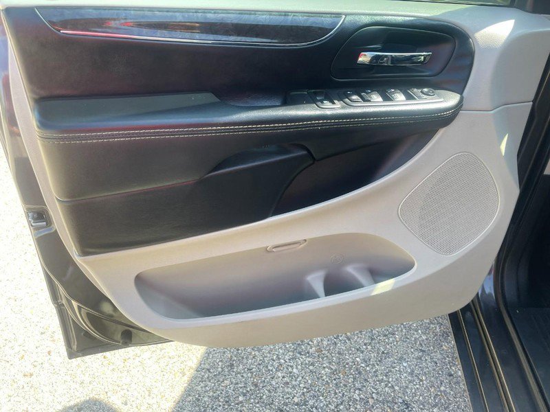 Used 2016 Chrysler Town & Country Touring-L image 23