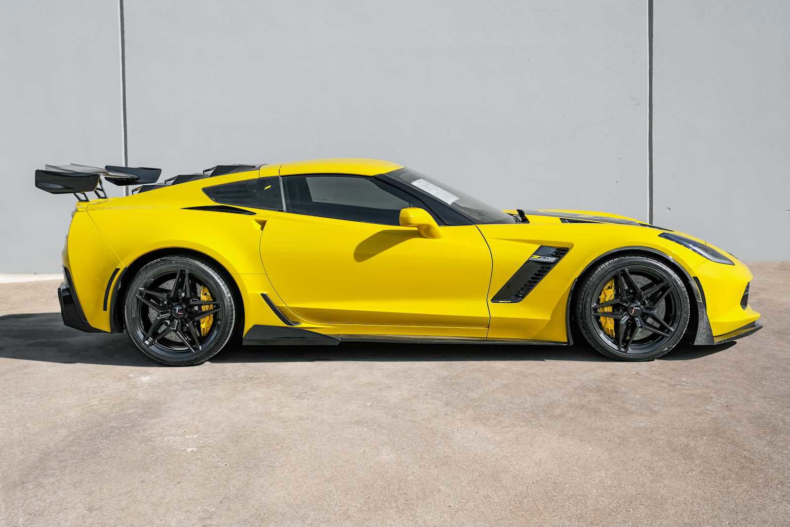 Used 2015 Chevrolet Corvette Z06 w/ 3LZ Preferred Equipment Group image 7