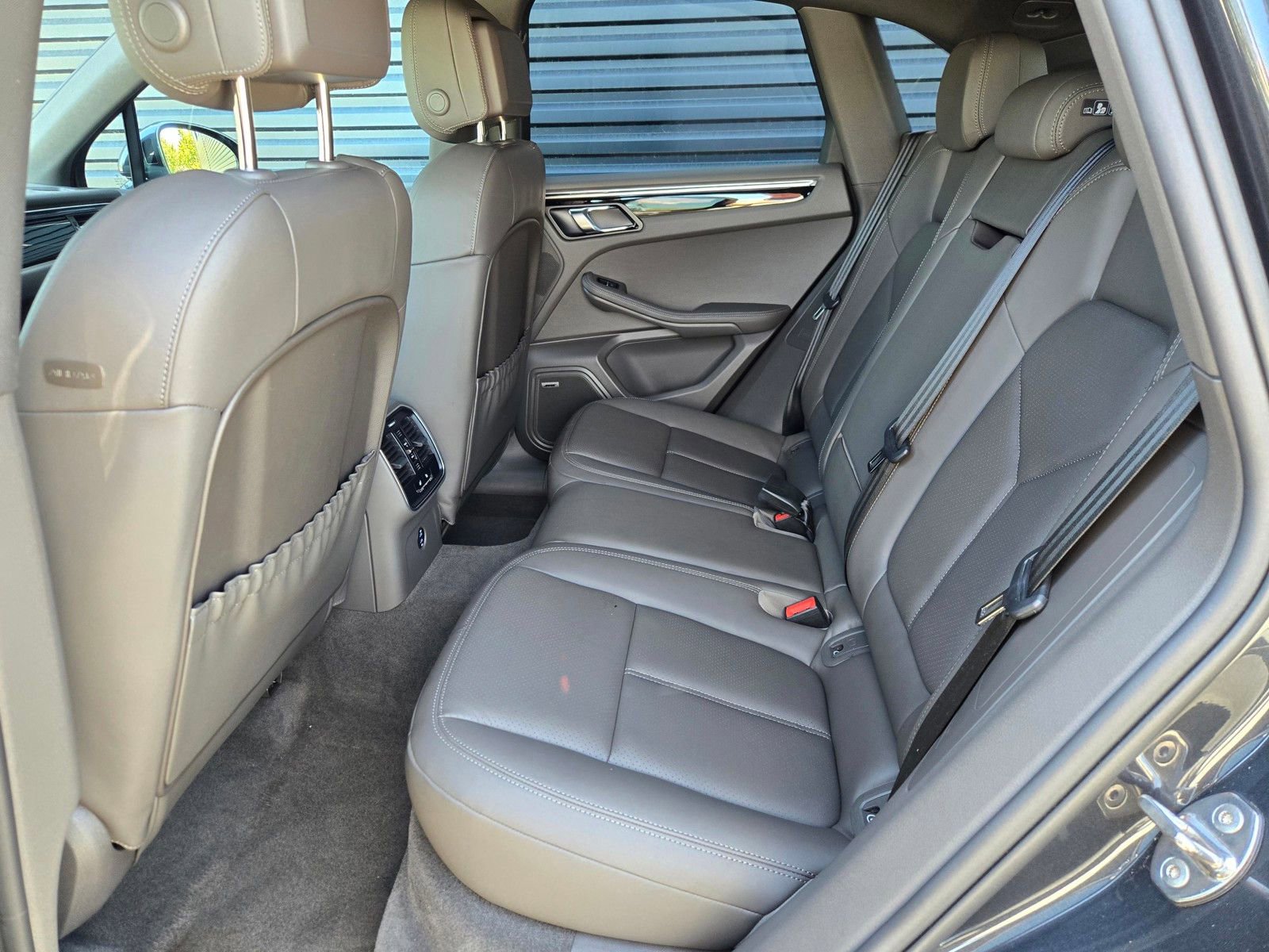 Certified 2025 Porsche Macan AWD/4WD image 18