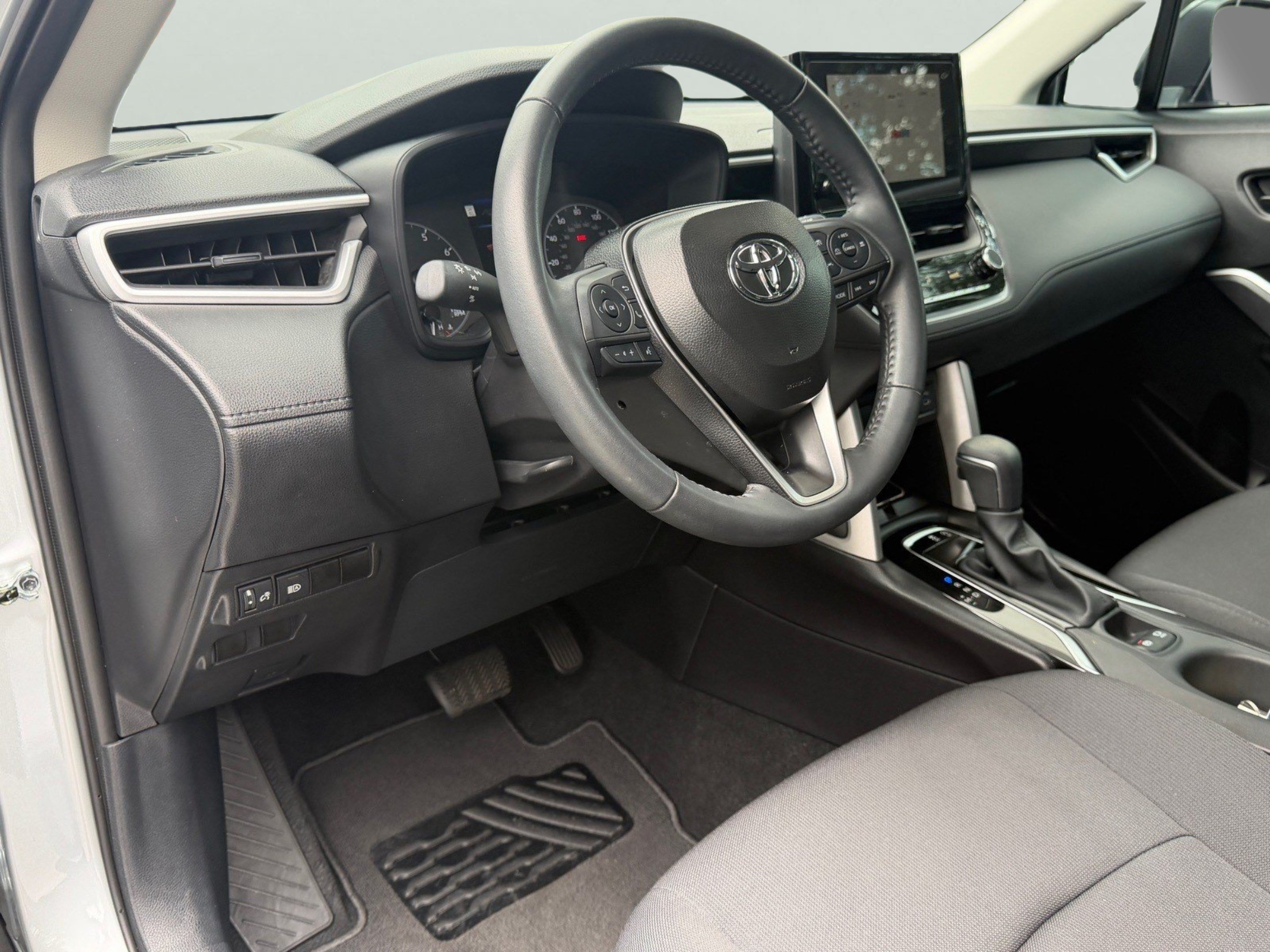 Used 2025 Toyota Corolla Cross LE FWD image 10