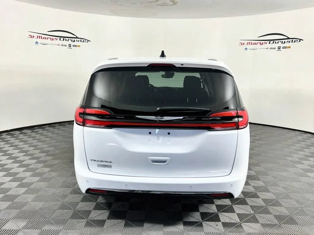 Used 2024 Chrysler Pacifica Touring-L FWD image 7