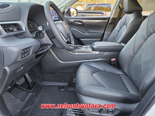 New 2026 Toyota Highlander Platinum image 5