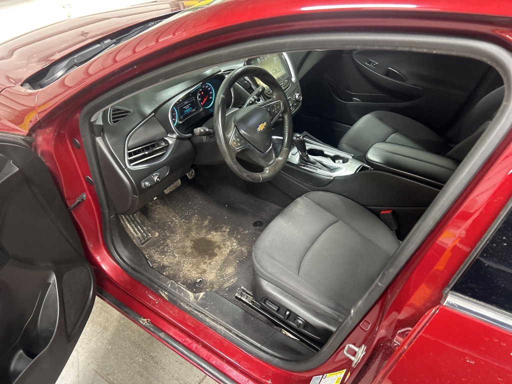 Used 2017 Chevrolet Malibu LT image 2