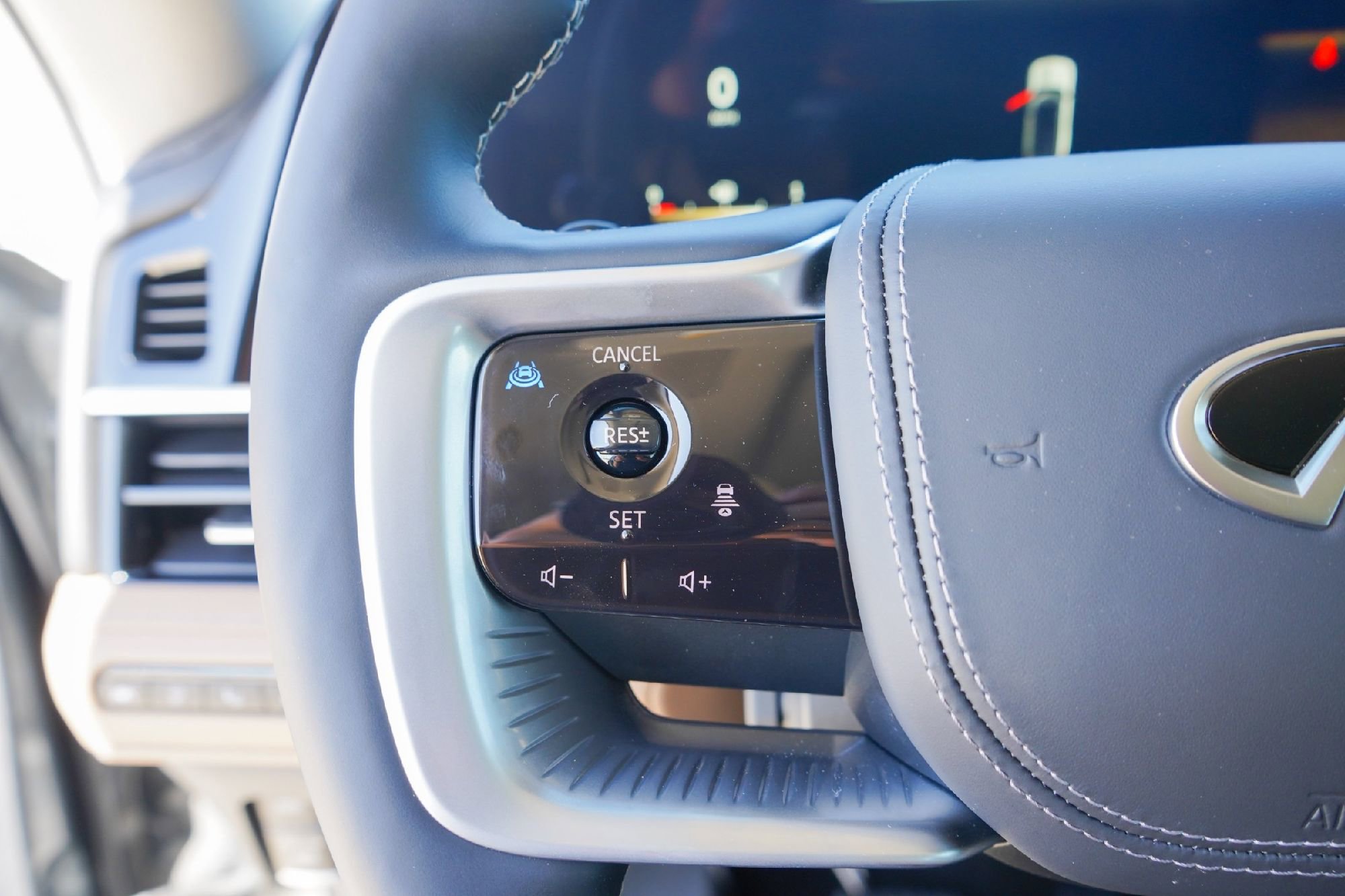 Certified 2025 INFINITI QX80 Sensory image 12