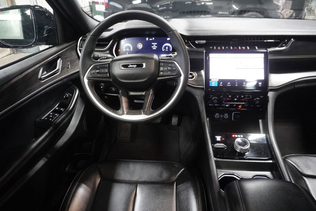 Used 2024 Jeep Grand Cherokee Limited w/ Luxury Tech Group II image 11
