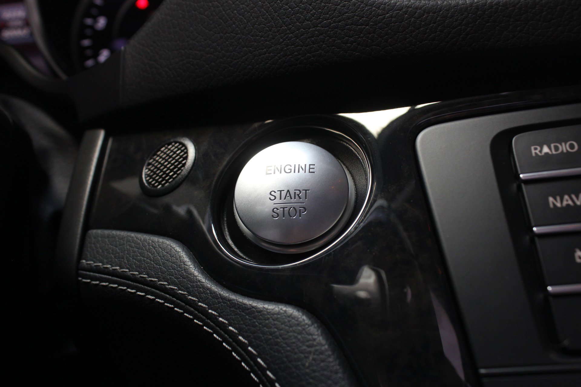 Used 2017 Mercedes-Benz SL 550 w/ Driver Assistance Package image 65