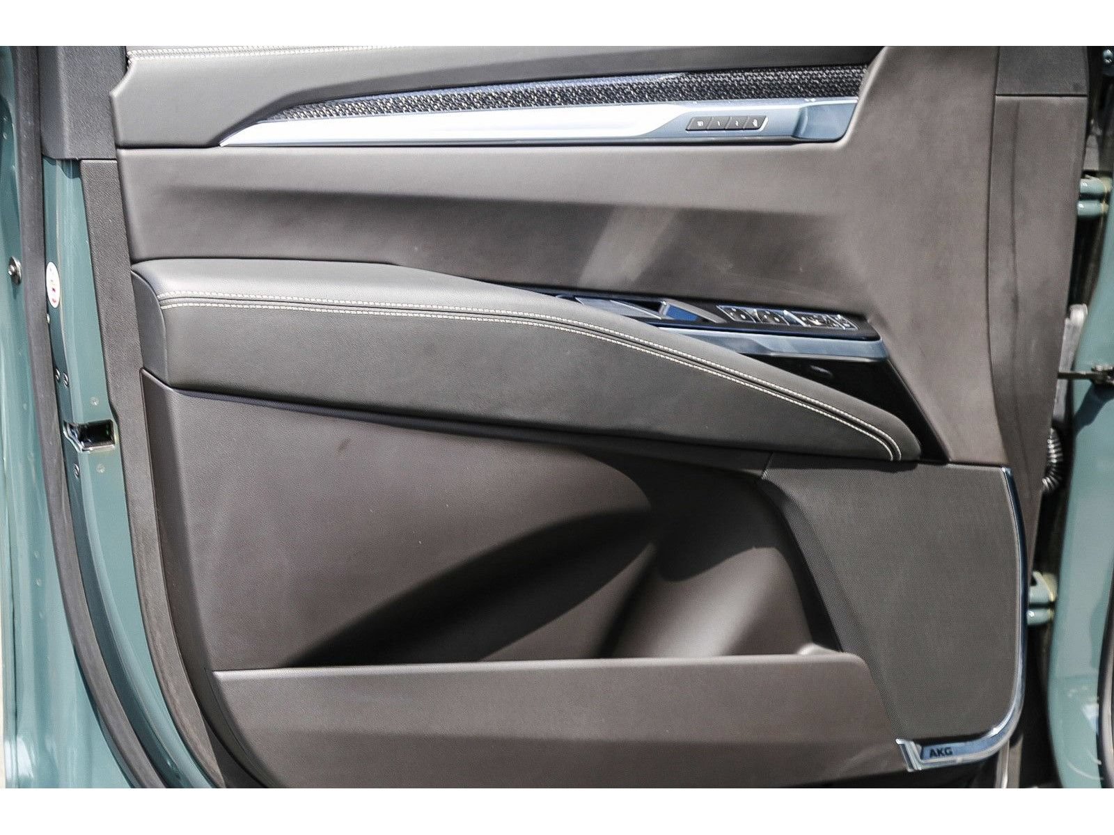 Used 2025 Cadillac Escalade ESV V AWD/4WD image 19